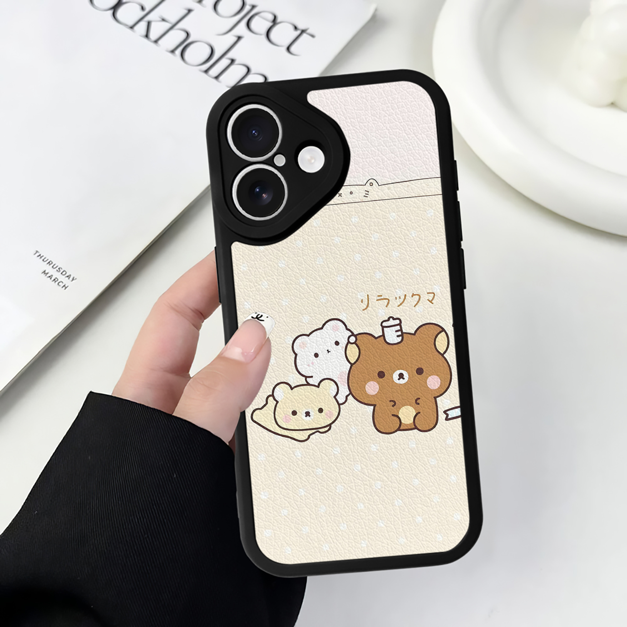 （画像用） リラックマ リラックマ キイロイトリ Rilakkuma Korilakkuma Kiiroitori 【iPhone 16シリーズ対応】シリコンスマホケース（レザー調） 材質：シリコン
